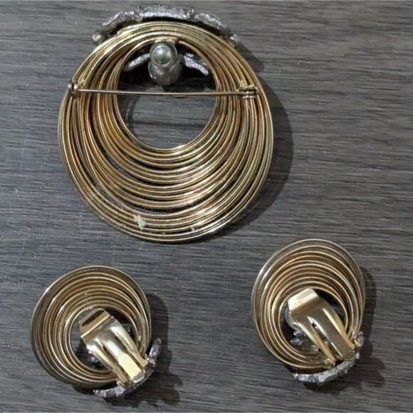 Vintage Gold-Tone Brooch & Clip-On Earrings Set With Faux Pearls & Rhinestones - Picture 3 of 8